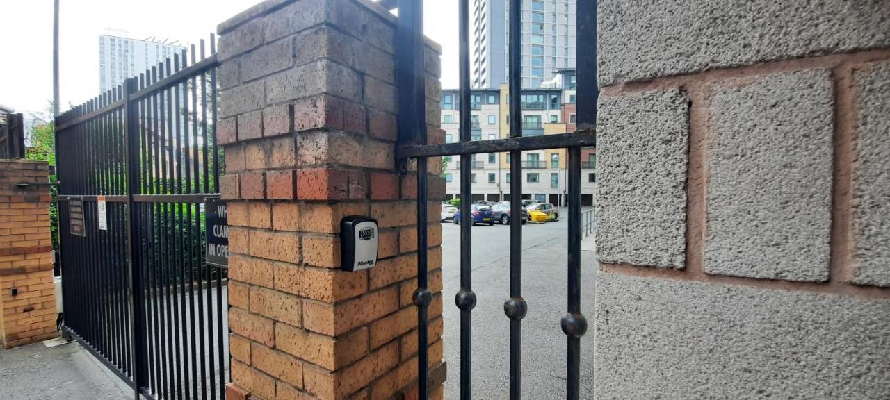 Lovely 2-Bedroom Apartment, Free Parking マンチェスター エクステリア 写真